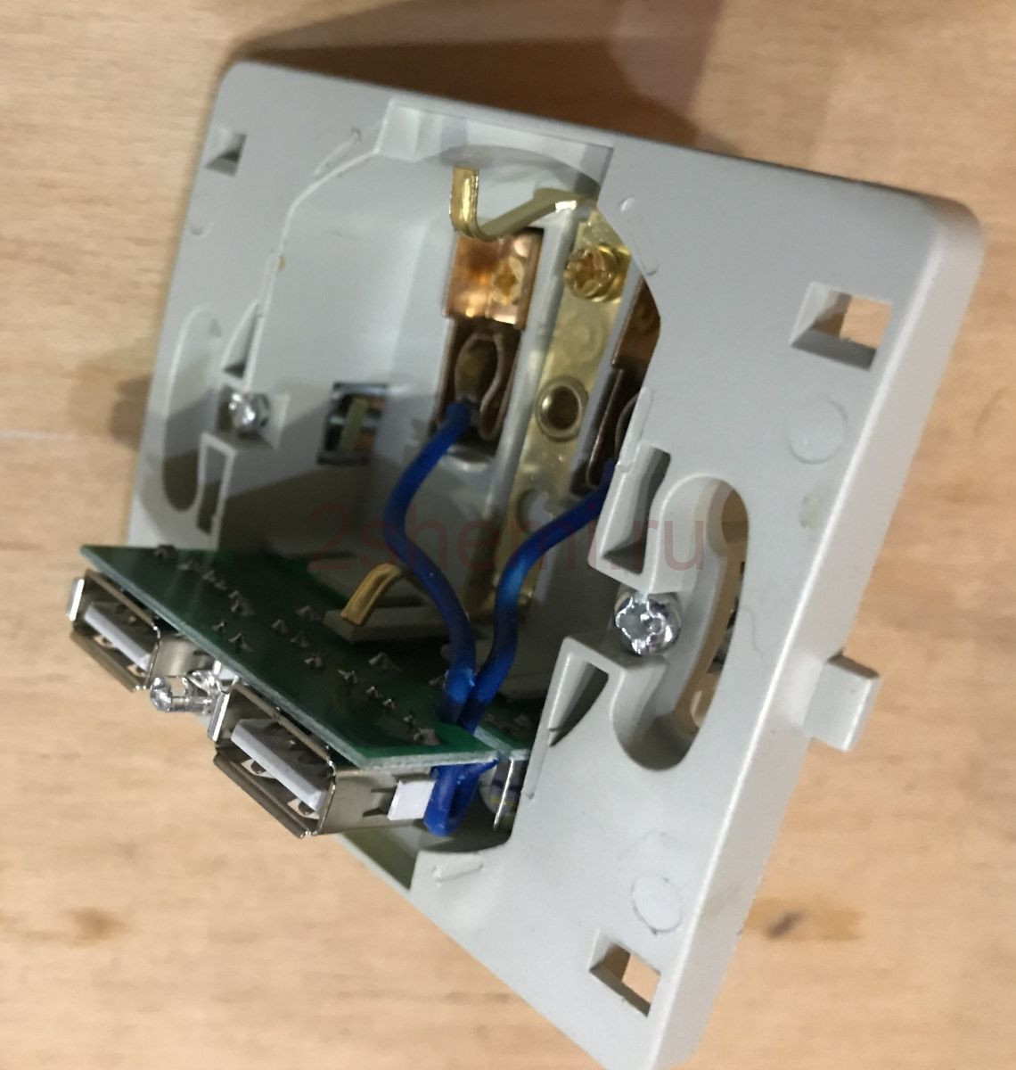 Розетка 220 В со встроенным USB зарядным устройством
