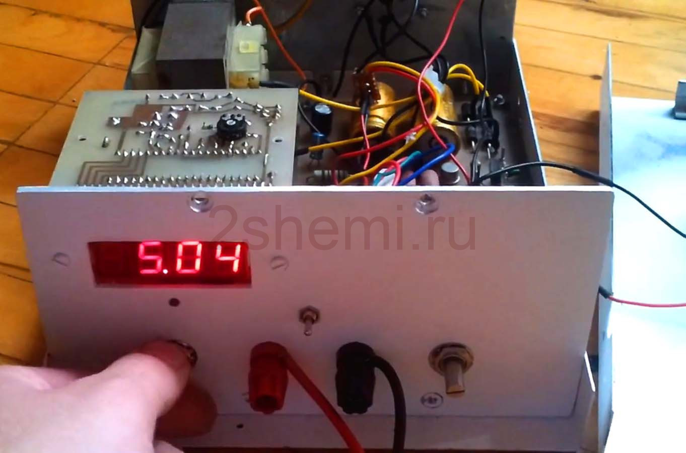 Лабораторный источник питания 0-20 В, 10 мА-2 А с LED V-метром