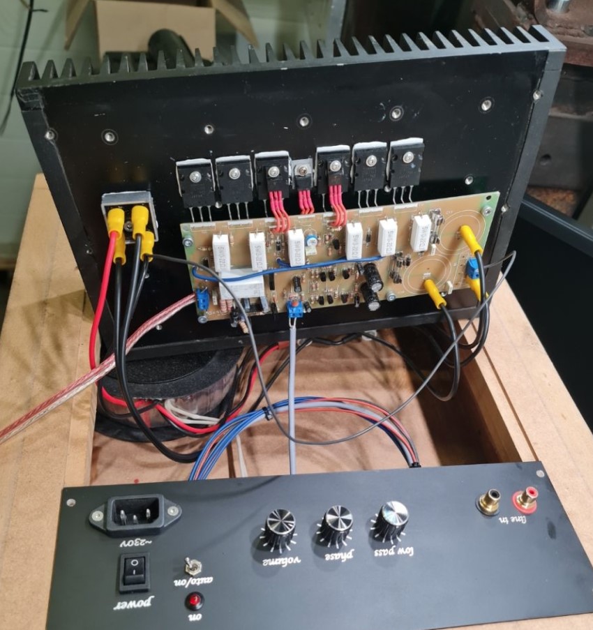Сабвуфер на 500W: корпус и усилитель