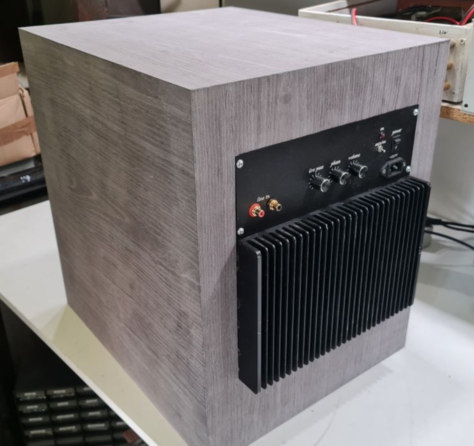 Сабвуфер на 500W: корпус и усилитель